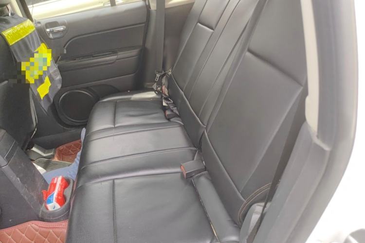 Used Jeep Compass 2014 2.4L four-wheel drive sport version Left Rear Seat