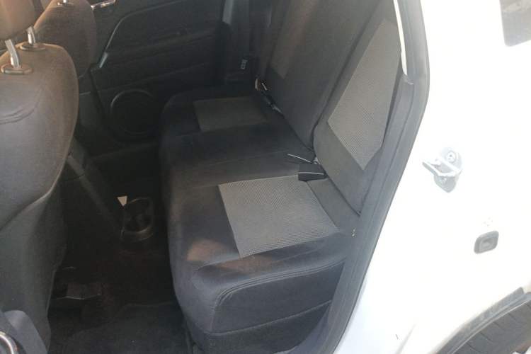 Used Jeep Compass 2014 2.4L four-wheel drive sport version Left Rear Seat