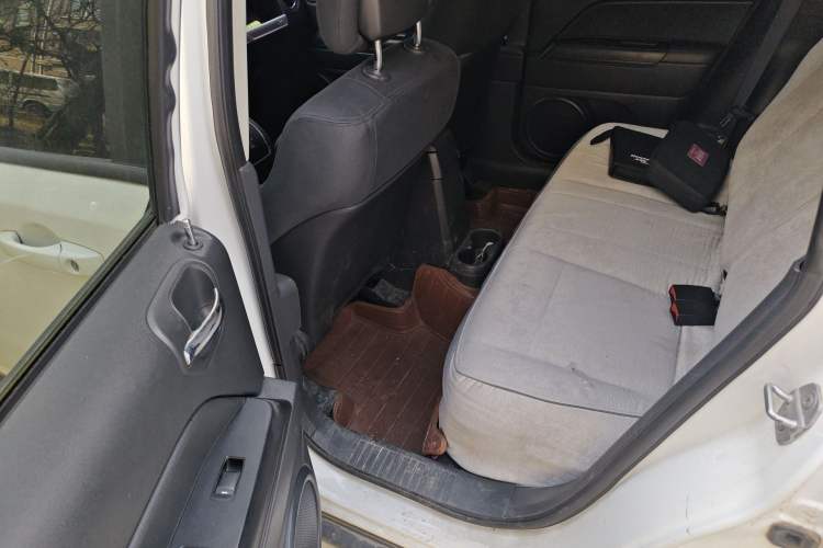 Used Jeep Compass 2014 2.4L four-wheel drive sport version Left Rear Seat
