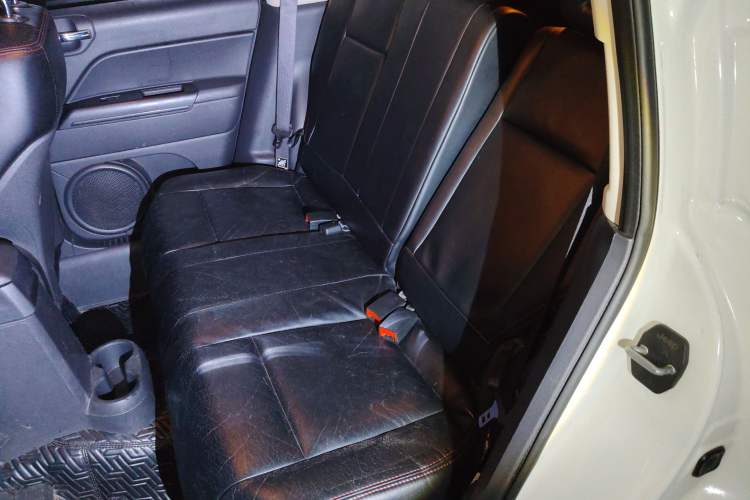 Used Jeep Compass 2014 2.4L four-wheel drive sport version Left Rear Seat