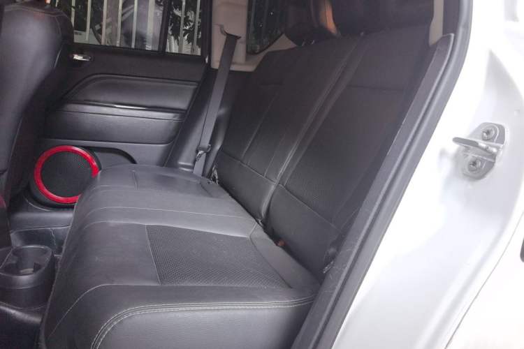 Used Jeep Compass 2014 2.0L two-wheel drive luxury version Left Rear Seat