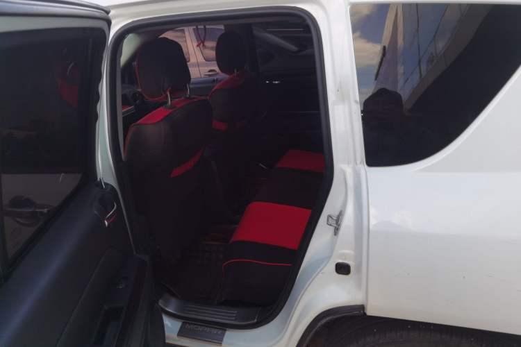 Used Jeep Compass 2014 2.4L four-wheel drive sport version Left Rear Seat