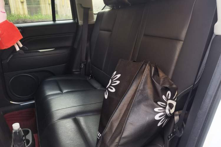 Used Jeep Compass 2014 2.4L four-wheel drive luxury version Left Rear Seat