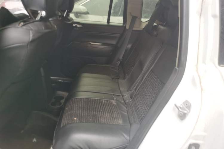 Used Jeep Compass 2014 2.4L four-wheel drive sport version Left Rear Seat