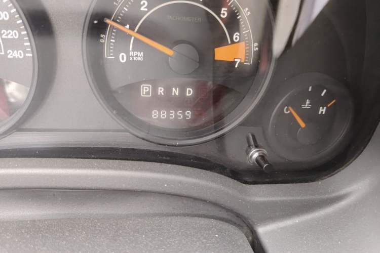 Used Jeep Compass 2014 2.4L four-wheel drive sport version Odometer Close Up