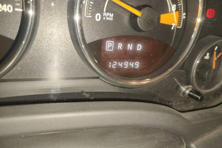 Used Jeep Compass 2014 2.4L four-wheel drive luxury version Odometer Close Up