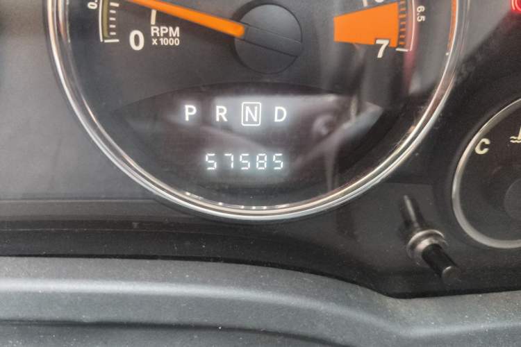Used Jeep Compass 2014 2.4L Four-Wheel Drive Serpentine Collection Edition Odometer Close Up