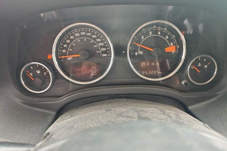 Used Jeep Compass 2014 2.4L Four-Wheel Drive Serpentine Collection Edition Odometer Close Up