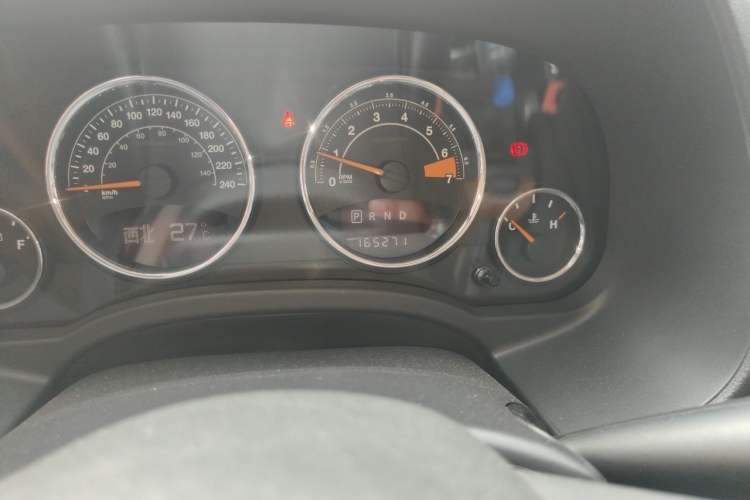 Used Jeep Compass 2014 2.4L four-wheel drive luxury navigation version Odometer Close Up