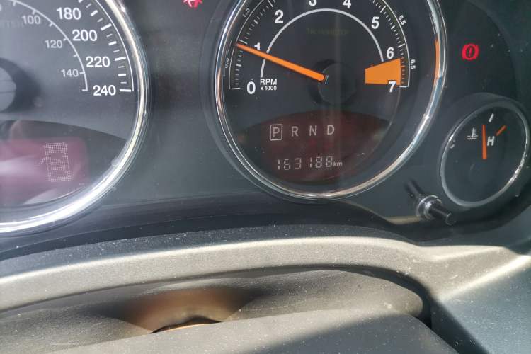 Used Jeep Compass 2014 2.4L four-wheel drive luxury version Odometer Close Up