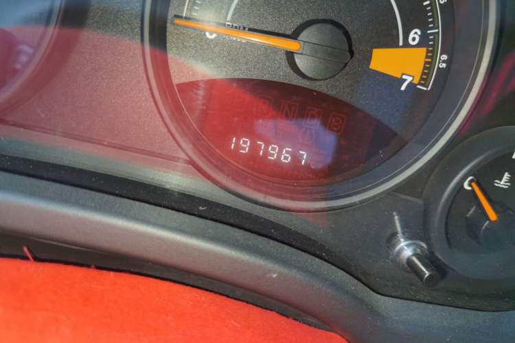 Used Jeep Compass 2014 2.4L four-wheel drive sport version Odometer Close Up