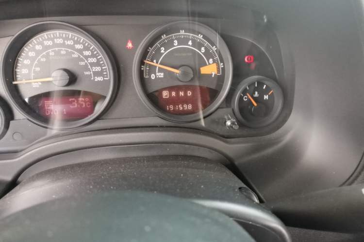 Used Jeep Compass 2014 2.4L four-wheel drive sport version Odometer Close Up