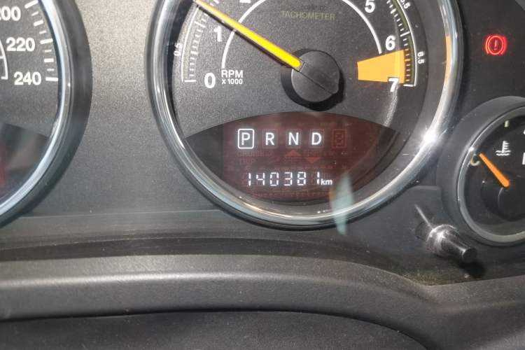 Used Jeep Compass 2014 2.4L four-wheel drive sport version Odometer Close Up