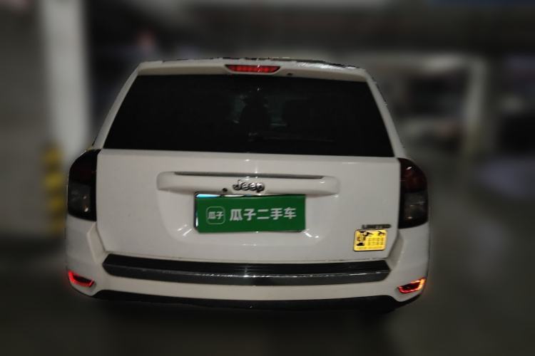 Used Jeep Compass 2014 2.4L four-wheel drive luxury version Rear
