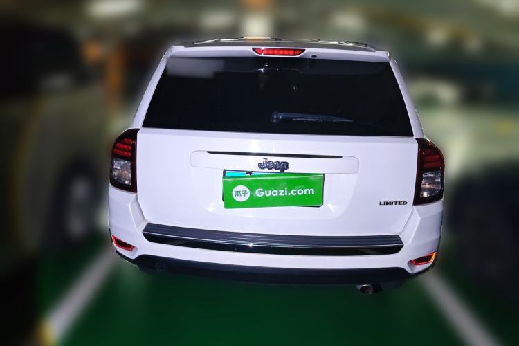 Used Jeep Compass 2014 2.4L four-wheel drive luxury version Rear