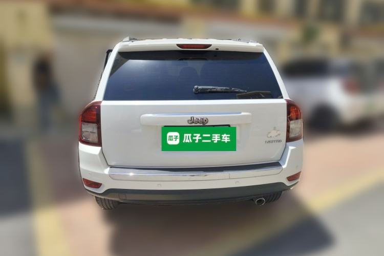 Used Jeep Compass 2014 2.4L four-wheel drive luxury version Rear