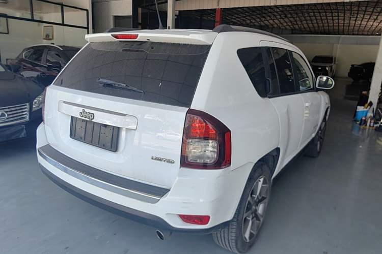 Used Jeep Compass 2014 2.0L two-wheel drive luxury version Rear Right 45 Deg