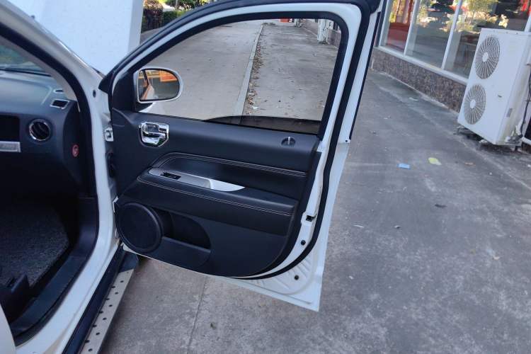 Used Jeep Compass 2014 Revised Version 2.0L Two-Wheel Drive Elite Edition Right Front Door Interior