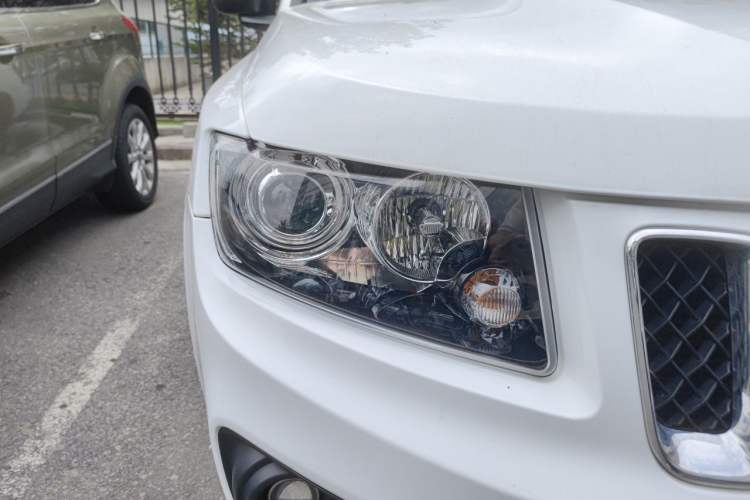 Used Jeep Compass 2014 2.4L four-wheel drive sport version Right Front Headlight