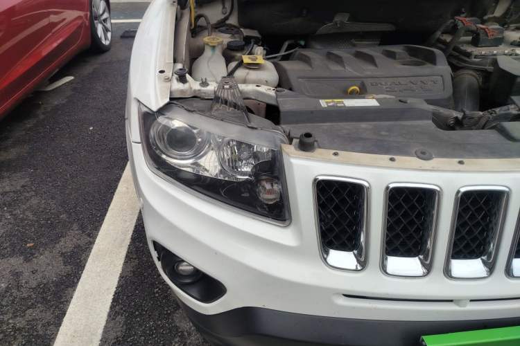 Used Jeep Compass 2014 2.4L four-wheel drive sport version Right Front Headlight