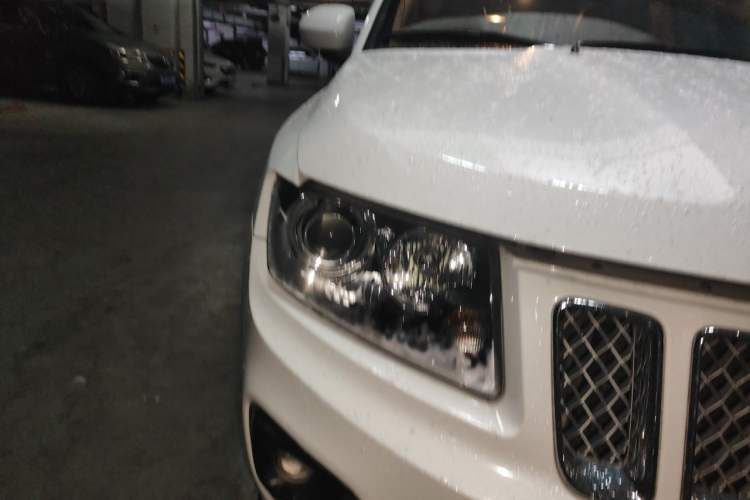 Used Jeep Compass 2014 2.4L four-wheel drive luxury version Right Front Headlight