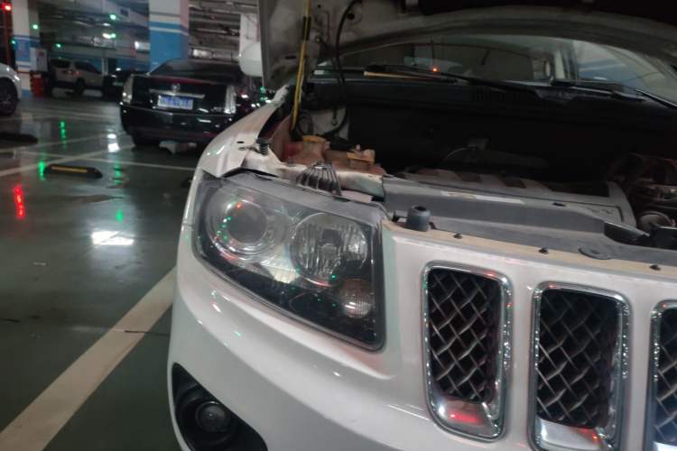 Used Jeep Compass 2014 Revised Version 2.4L Four-Wheel Drive Luxury Navigation Edition Right Front Headlight