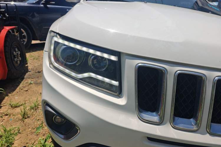 Used Jeep Compass 2014 Revised Version 2.4L Four-Wheel Drive Comfort Edition Right Front Headlight