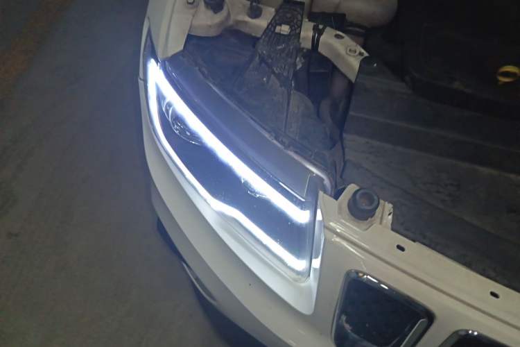 Used Jeep Compass 2014 2.4L four-wheel drive sport version Right Front Headlight