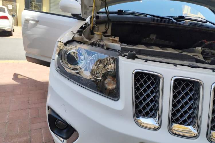 Used Jeep Compass 2014 2.4L four-wheel drive luxury version Right Front Headlight