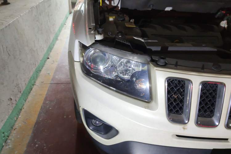 Used Jeep Compass 2014 Revised Version 2.4L Four-Wheel Drive Comfort Edition Right Front Headlight