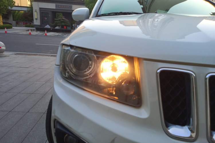 Used Jeep Compass 2014 Revised Version 2.4L Four-Wheel Drive Comfort Edition Right Front Headlight