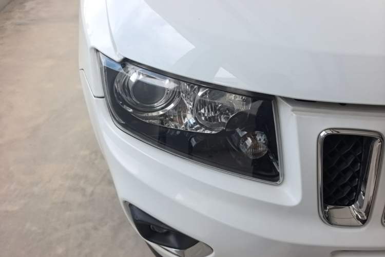 Used Jeep Compass 2014 Revised Version 2.4L Four-Wheel Drive Comfort Edition Right Front Headlight