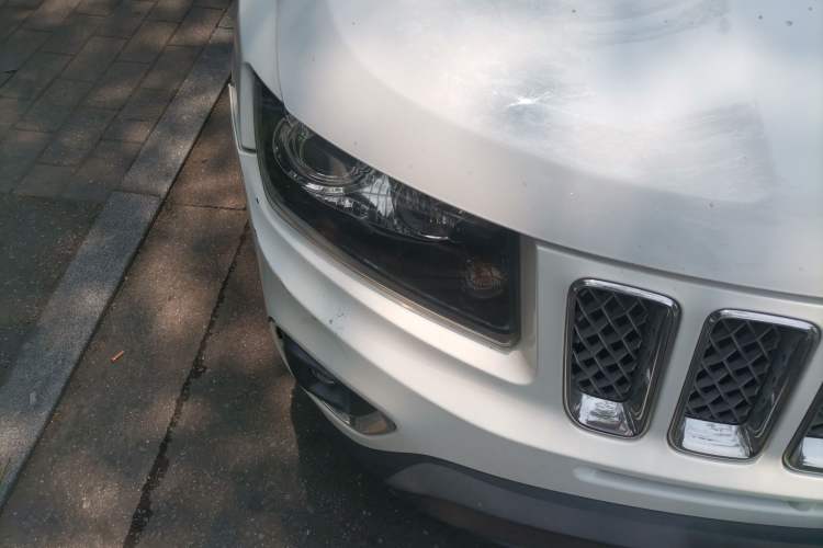 Used Jeep Compass 2014 2.4L four-wheel drive luxury version Right Front Headlight