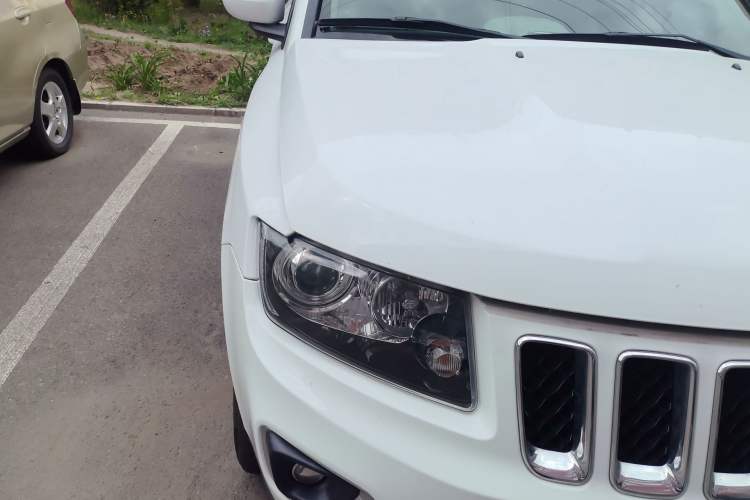 Used Jeep Compass 2014 2.4L four-wheel drive sport version Right Front Headlight