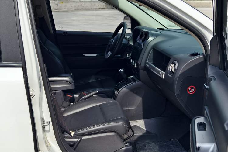 Used Jeep Compass 2014 2.4L four-wheel drive luxury version Right Front Seat