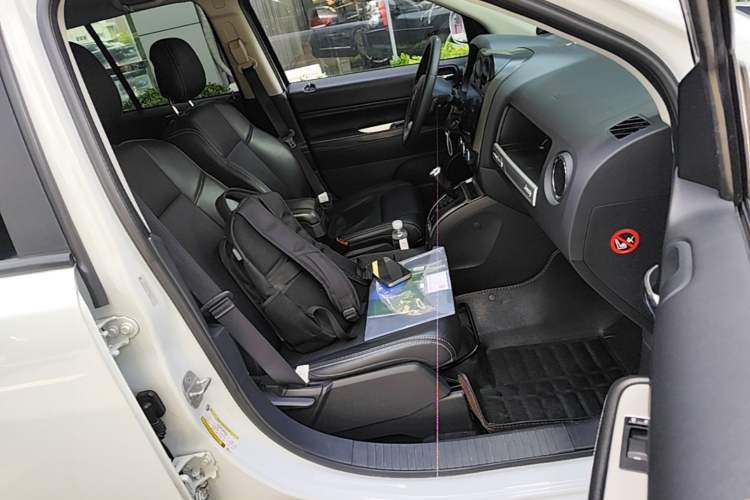 Used Jeep Compass 2014 Revised Version 2.0L Two-Wheel Drive Elite Edition Right Front Seat