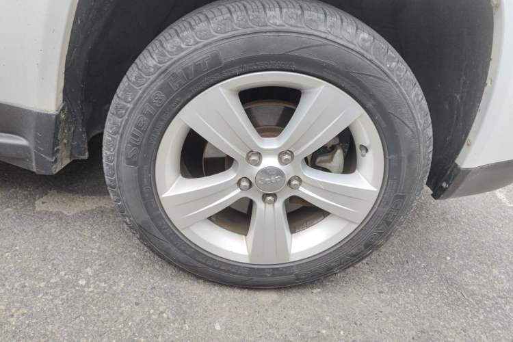 Used Jeep Compass 2014 2.4L four-wheel drive sport version Right Front Wheel Hub