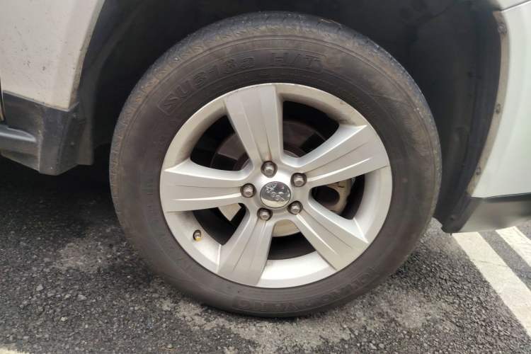Used Jeep Compass 2014 2.4L four-wheel drive sport version Right Front Wheel Hub