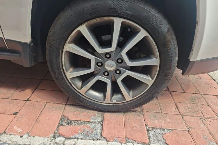Used Jeep Compass 2014 2.0L two-wheel drive luxury version Right Front Wheel Hub