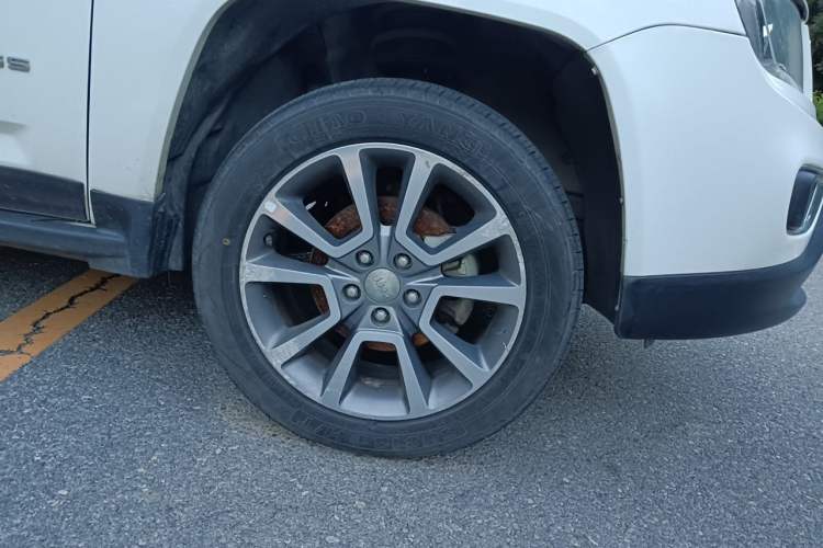 Used Jeep Compass 2014 2.4L four-wheel drive luxury navigation version Right Front Wheel Hub