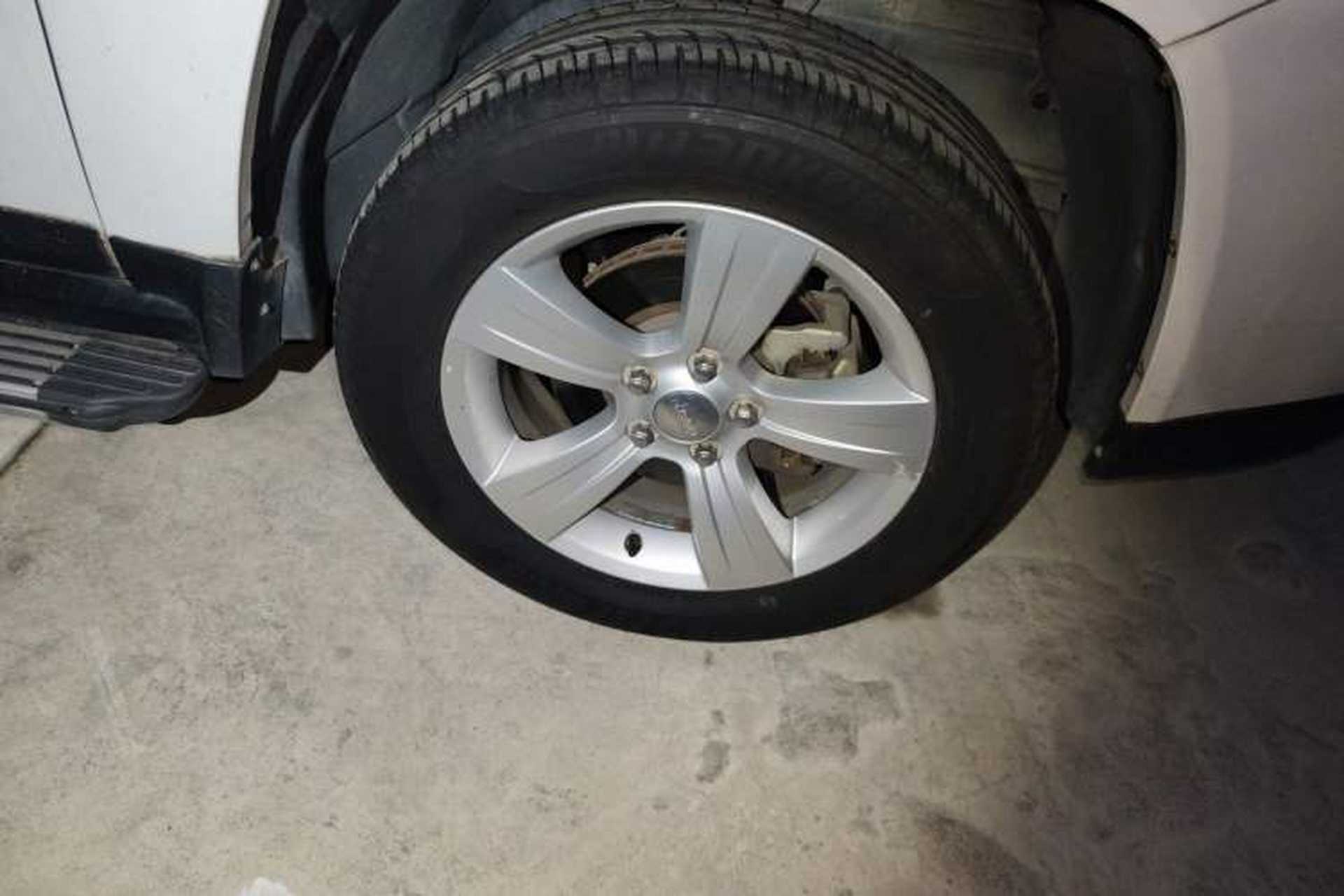 Used Jeep Compass 2014 2.0L two-wheel drive sport version Right Front Wheel Hub