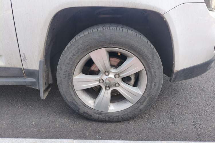Used Jeep Compass 2014 2.0L two-wheel drive sport version Right Front Wheel Hub