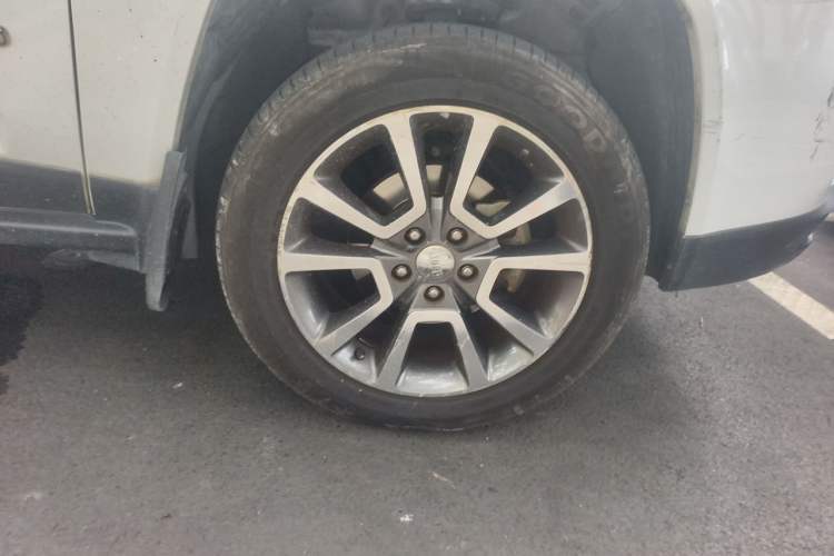 Used Jeep Compass 2014 2.0L two-wheel drive luxury version Right Front Wheel Hub
