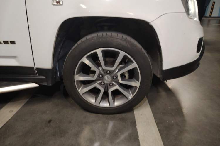 Used Jeep Compass 2014 2.0L two-wheel drive luxury version Right Front Wheel Hub