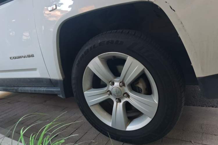 Used Jeep Compass 2014 2.0L two-wheel drive sport version Right Front Wheel Hub