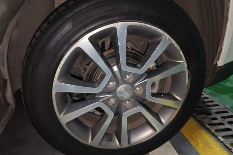 Used Jeep Compass 2014 Revised Version 2.4L Four-Wheel Drive Luxury Edition Right Front Wheel Hub