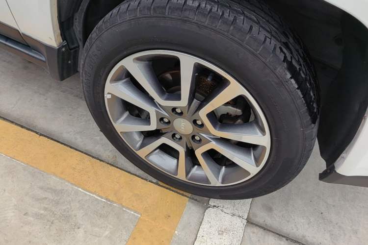 Used Jeep Compass 2014 2.0L two-wheel drive luxury version Right Front Wheel Hub
