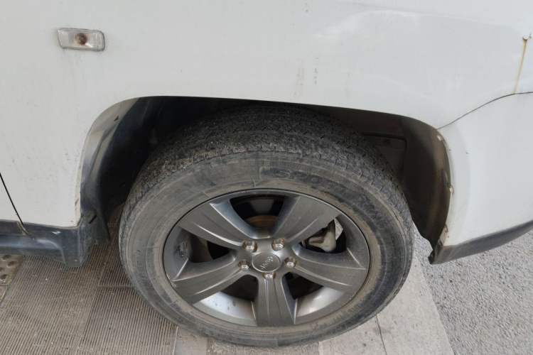 Used Jeep Compass 2014 2.4L four-wheel drive sport version Right Front Wheel Hub