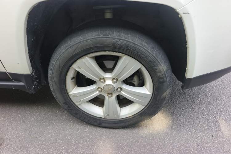 Used Jeep Compass 2014 2.0L two-wheel drive urban version Right Front Wheel Hub