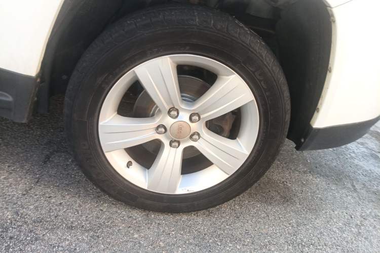 Used Jeep Compass 2014 2.4L four-wheel drive sport version Right Front Wheel Hub